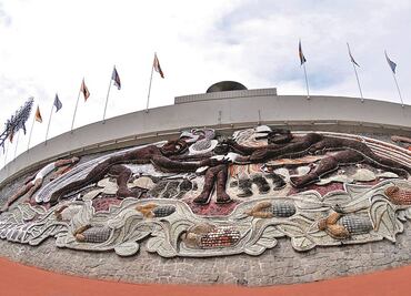 Mural en alto relieve luce en el estadio olímpico universitario