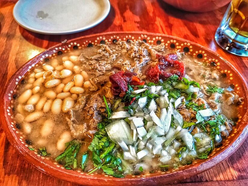Si quieres un platillo que lleve frijoles, no puedes dejar de comer la carne en su jugo. Foto: Wikimedia Commons