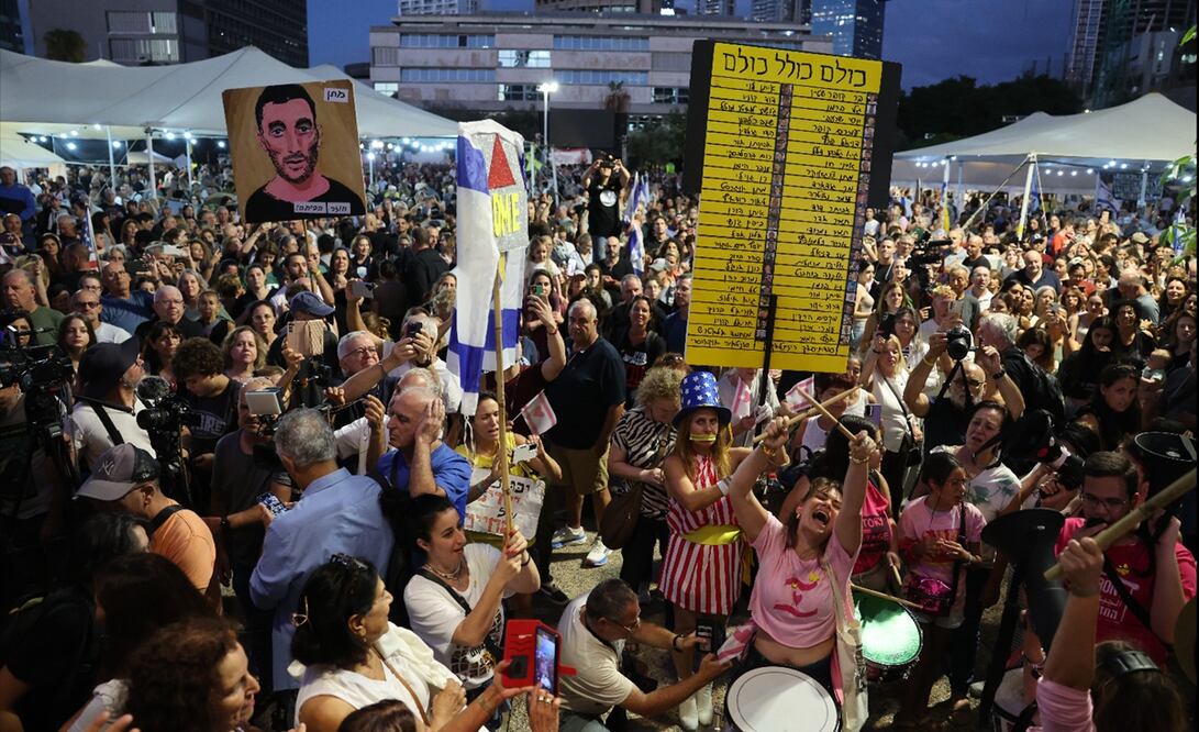 Cientos de personas celebran tras el anuncio de un acuerdo de paz en la Plaza de los Rehenes de Tel Aviv, Israel, el 9 de octubre de 2025. Foto: EFE/Archivo