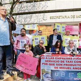 Taxistas exigen echar atrás aplicaciones como Uber y Cabify