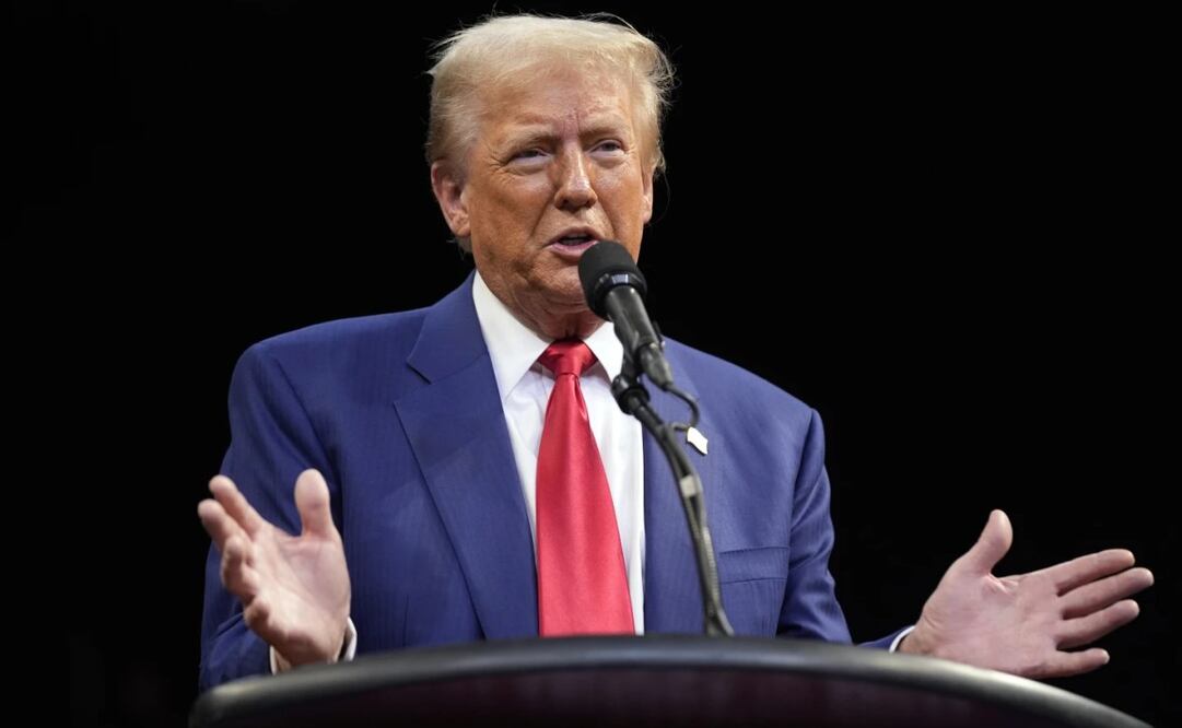El expresidente Donald Trump, candidato presidencial republicano, habla en un mitin de campaña en el Findlay Toyota Arena el domingo 13 de octubre de 2024 en Prescott Valley, Arizona. Foto: AP