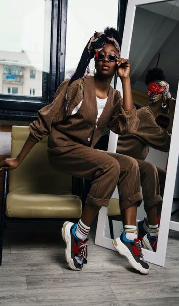 Los mejores tips para combinar pantalones con tenis y no perder el estilo