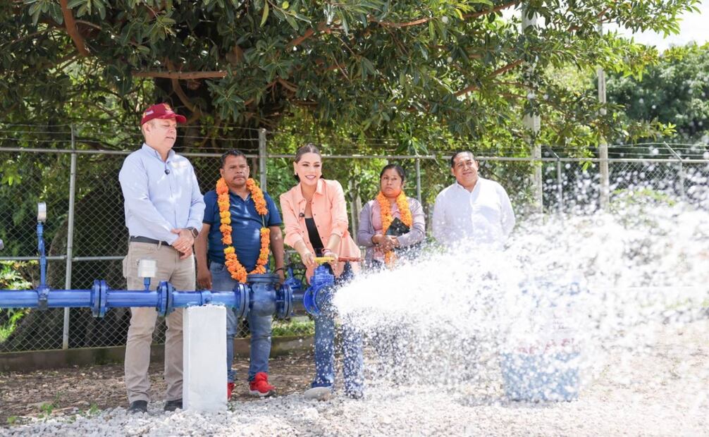 La gobernadora de Guerrero Evelyn Cecia Salgado Pineda en la inauguración del nuevo sistema hidráulico en Nejapa. Foto: Especial