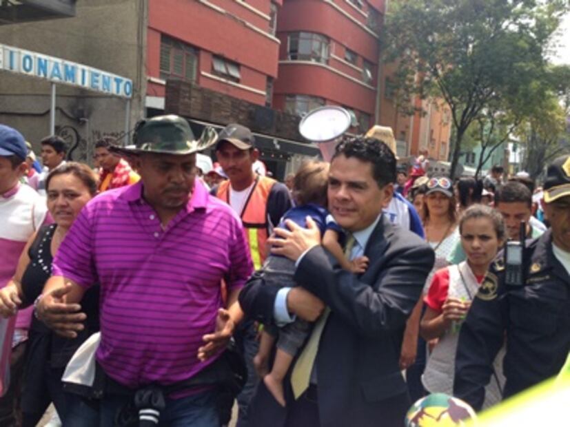Embajador de Honduras marcha con Caravana migrante