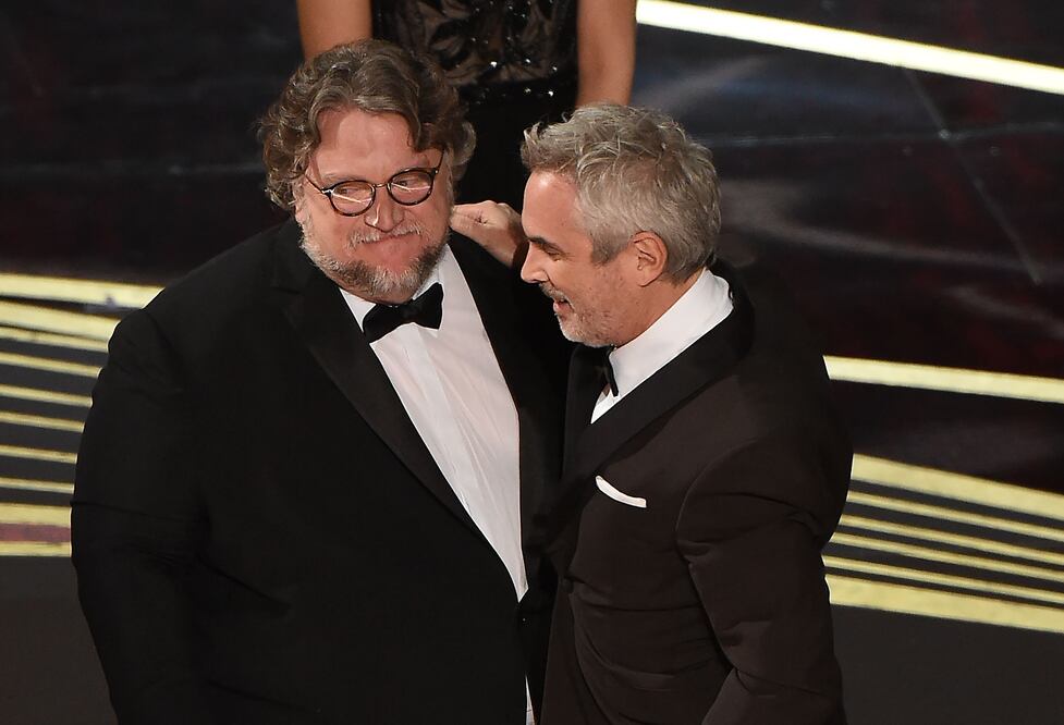El cineasta mexicano Guillermo del Toro entrega Oscar a Mejor director a Alfonso Cuarón (Foto: AFP)