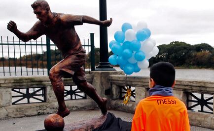 Con estatua y marcha buscan en Argentina convencer a Lionel Messi