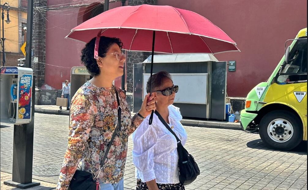 Capitalinos se cubren del sol en la Ciudad de México, el 1 de abril de 2025. La SGIRPC activó la Alerta Amarilla por pronóstico de temperaturas altas para el miércoles en ocho alcaldías de la capital. Foto: Berenice Fregoso/EL UNIVERSAL