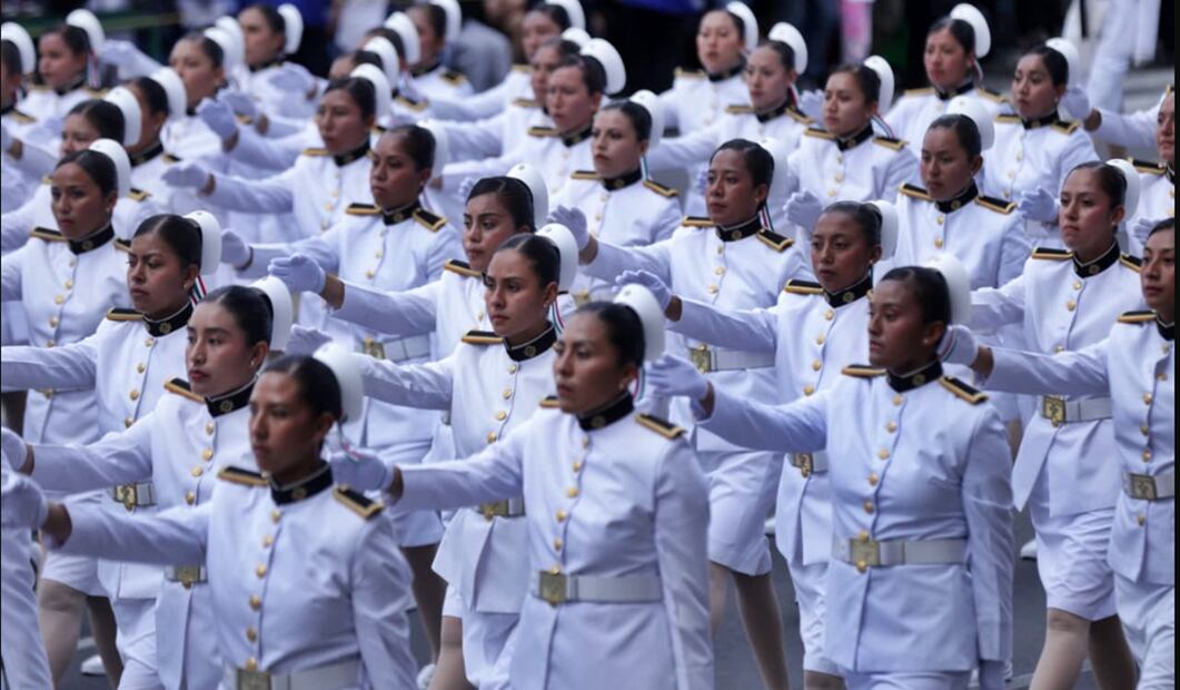 Personal del Enfermería participan en el Desfile del 215 aniversario del Grito de Independencia en la Ciudad de México, el 16 de septiembre de 2025. Foto: Fernanda Rojas/EL UNIVERSAL