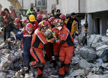 Rescatan a cinco sobrevivientes 9 días después del terremoto en Turquía