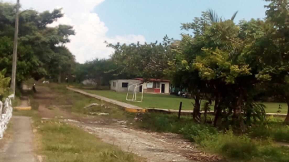 Alumnos de Veracruz estudian bajo la lluvia