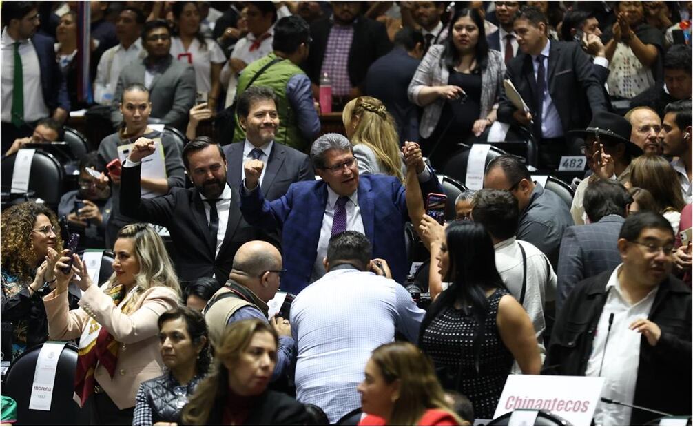 Ricardo Monreal celebra la aprobación de la reforma en materia de comunidades indígenas y afroamericanas. Foto: Diego Simón/EL UNIVERSAL