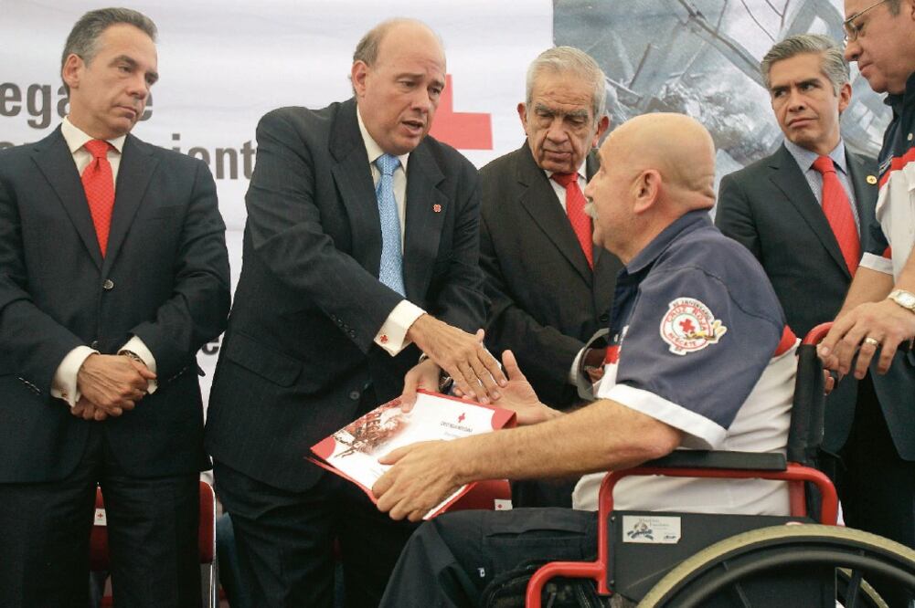 Fernando Suinaga Cárdenas entrega un reconocimiento a Rafael Águila Sánchez, quien hace 30 años rescató a un menor de entre los escombros (ALEJANDRO ACOSTA. EL UNIVERSAL)