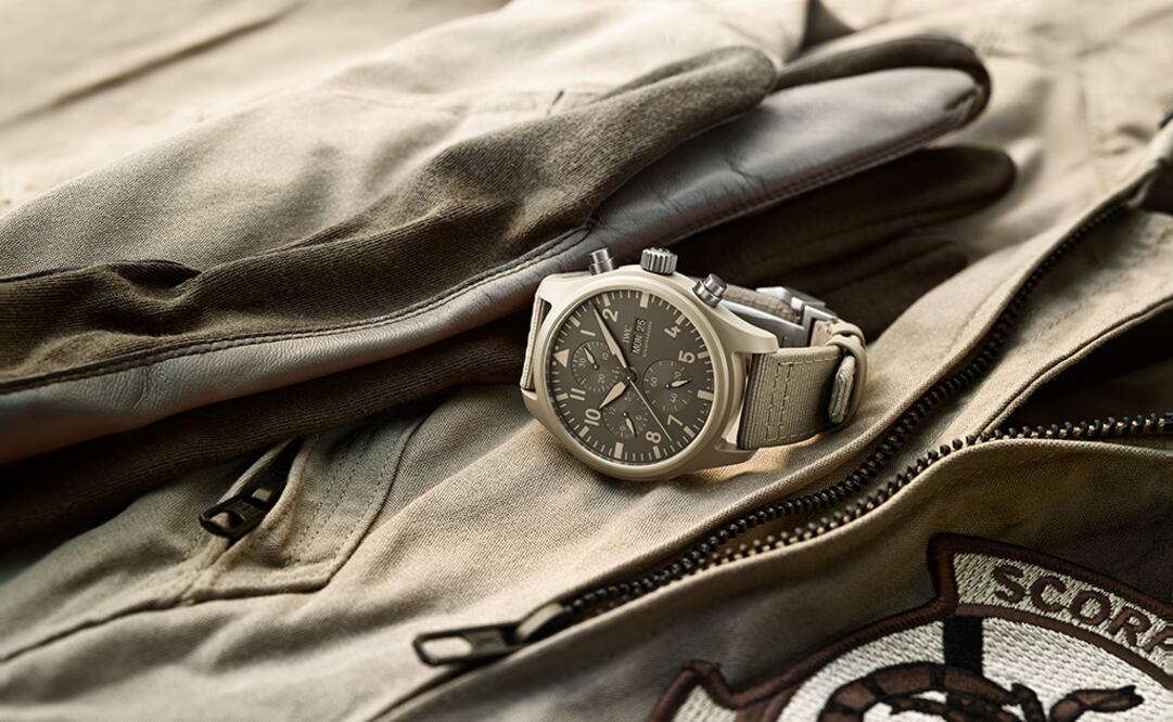 Su color gris, que hace juego con el uniforme de lo pilotos de la Marina, es resultado la de combinación del óxido de circonio con otros óxidos metálicos