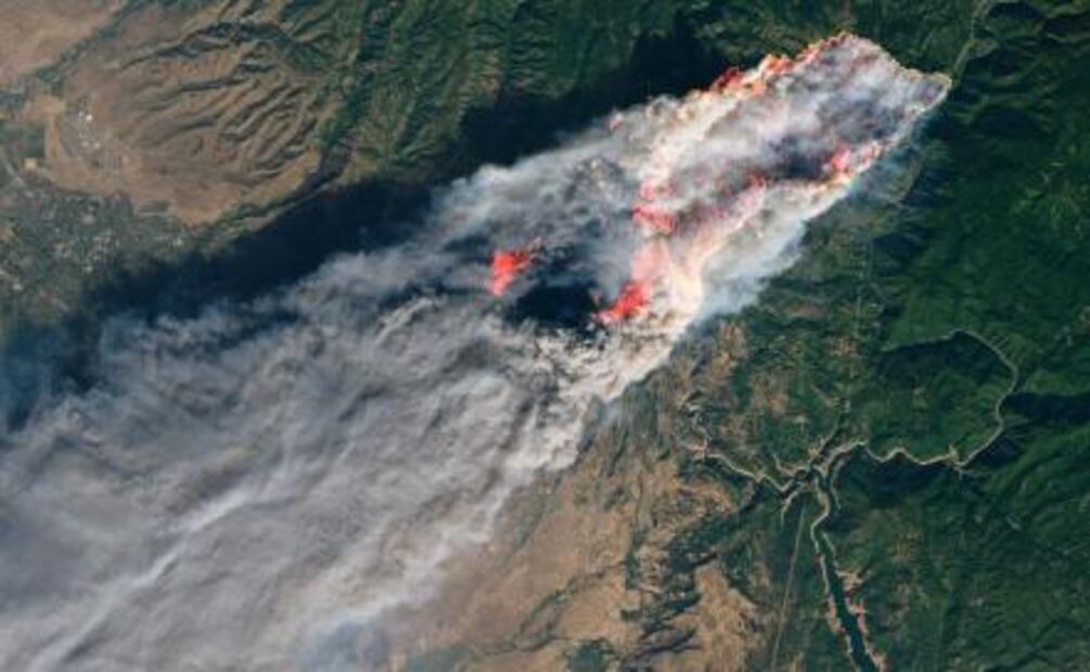 Bomberos enfrentan “vientos del diablo” que avivan incendios en California