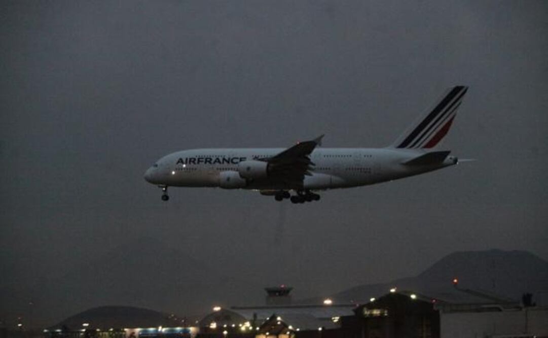 It landed in the middle of grey skies just after 1:40 p.m. (Lucía Godínez/EL UNIVERSAL)