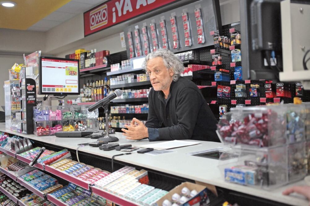Gabriel Orozco en el mostrador de la tienda de conveniencia, que estará abierta hasta el 16 de marzo (BERENICE FREGOSO. EL UNIVERSAL)