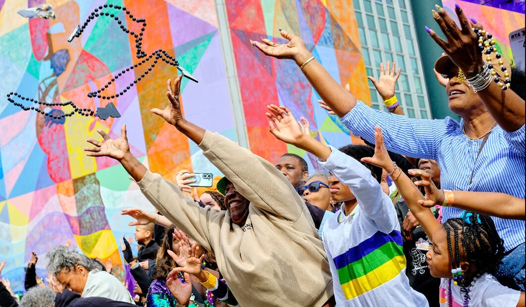 Nueva Orleans celebra el Mardi Gras con disfraces y festividades a pesar de amenazas de mal clima, el 4 de marzo de 2025. Foto: EFE