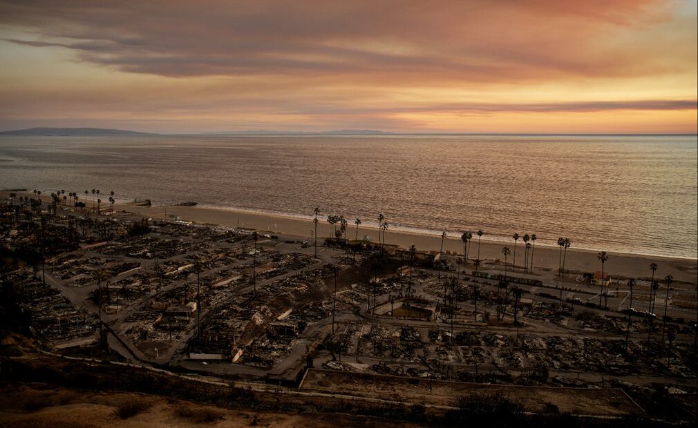 Imagen de casas y negocios arrasados por el incendio que arrasó la zona de Pacific Palisades de Los Ángeles, California. Foto: AP