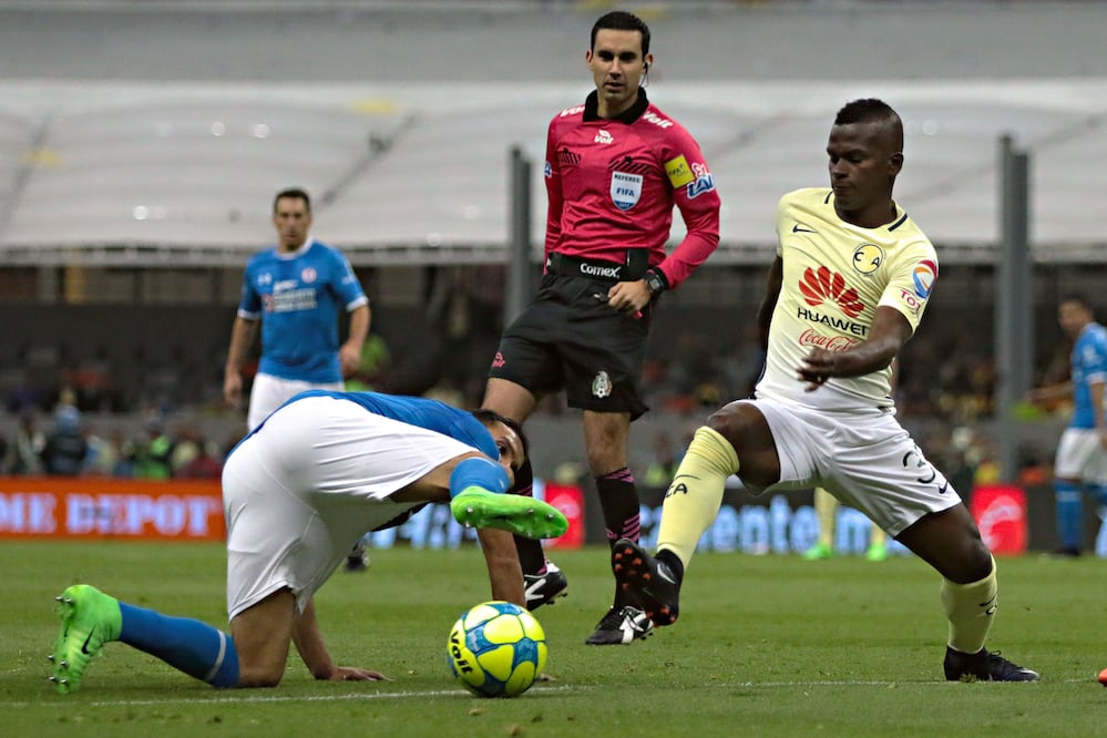 Imago7. Darwin Quintero y Omar Mendoza peleando el esférico 