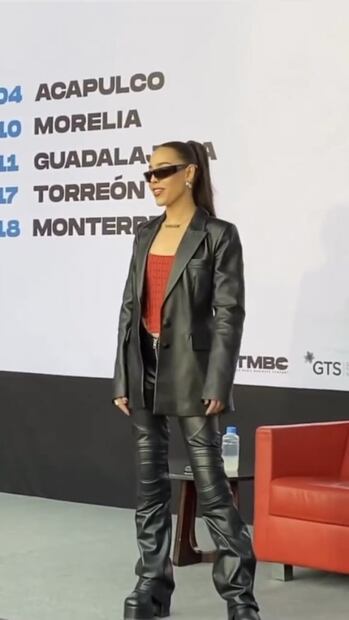 Danna Paola deslumbra con corset rojo y total look de cuero