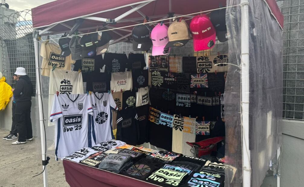 Puestos llenos de playeras, sudaderas y gorras con el logo de Oasis, donde fans aprovechan para llevarse un recuerdo del tan esperado regreso de la banda a México. Foto: César González/EL UNIVERSAL.