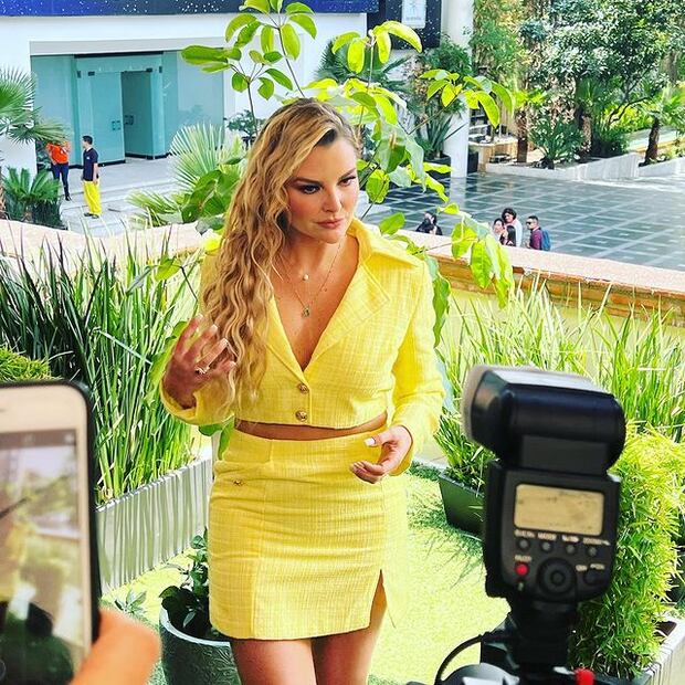 Marjorie de Souza confirma la minifalda ideal para el próximo verano