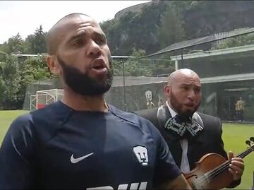 Dani Alves demuestra su amor por México y se echa un palomazo con mariachi