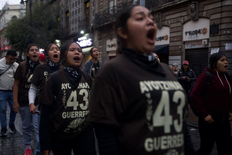 De acuerdo con el gobierno capitalino, en la marcha por el 11 aniversario de la desaparición de los normalistas participaron más de 4 mil personas. (Foto: Hugo Salvador/ EL UNIVERSAL)