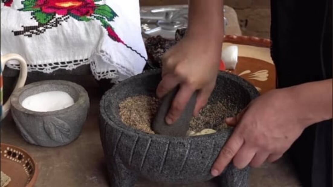 Mole de rancho, aprende cómo prepararlo con la hija de Doña Ángela 