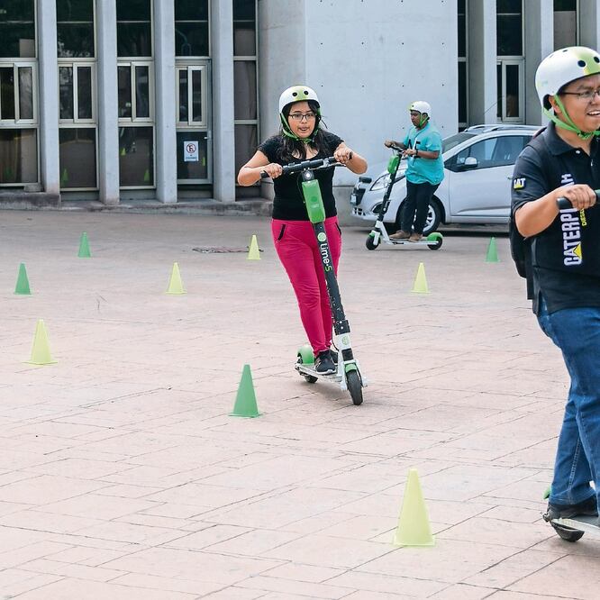 Empresas como Lime, que no obtuvieron el permiso para brindar servicio de scooters sin anclaje, deberán retirar sus unidades de las calles. ARCHIVO EL UNIVERSAL