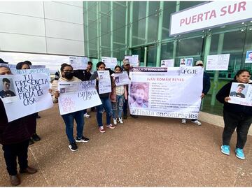 Familia de Iván Román Reyes protesta frente a Fiscalía de Zacatecas; el joven fue secuestrado hace 10 días por un grupo armado