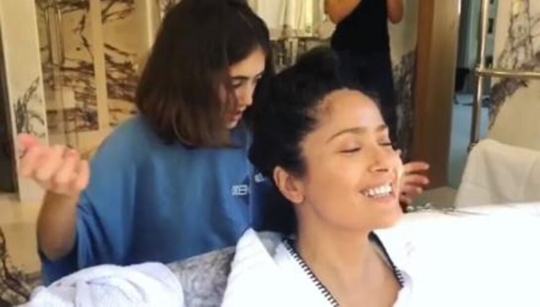 Salma Hayek se deja cortar el cabello por su hija 