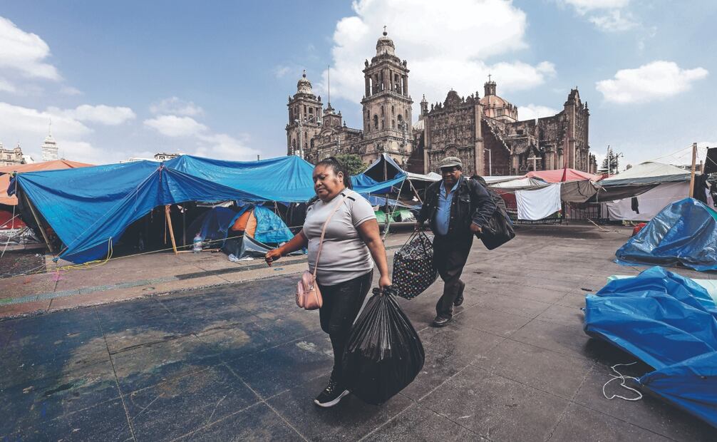 Maestros de la CNTE comenzaron con el retiro de su plantón que mantenían desde el pasado 15 de mayo en el Zócalo de la Ciudad de México, el 6 de junio de 2025. Foto: Gabriel Pano/ El UNIVERSAL