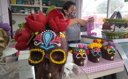 Crean calaveras de chocolate con un toque innovador en Toluca