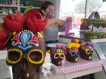 Crean calaveras de chocolate con un toque innovador en Toluca