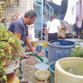 Sufren por agua 300 mil personas en Ecatepec
