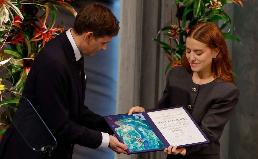 Ana Corina Sosa (der.), hija de la líder opositora venezolana María Corina Machado, recibe el Premio Nobel de la Paz para su madre de manos del presidente del Comité Noruego del Nobel, Jorgen Watne Frydnes (izq.), en la ceremonia del Premio Nobel de la Paz celebrada en el Ayuntamiento de Oslo el 10 de diciembre de 2025 en Oslo, Noruega. Foto: AFP