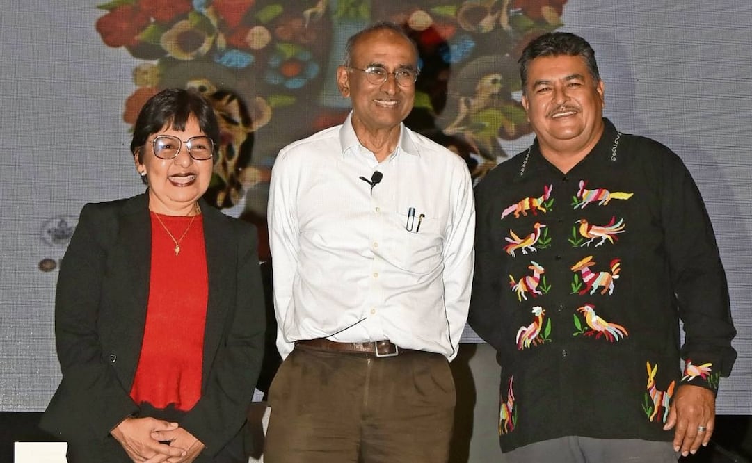 Venki Ramakrishnan (centro) habló en la BUAP sobre el ribosoma o “máquina genética”. Foto: Especial