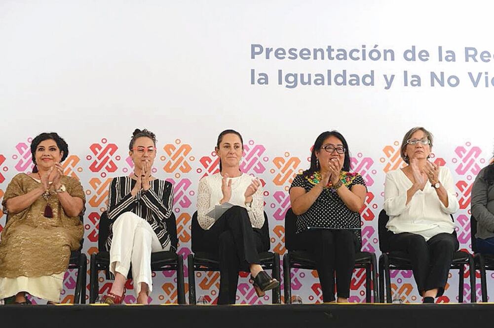 Claudia Sheinbaum presentó a las integrantes de esta red, quienes portarán un chaleco verde con el nombre del grupo, conformado por 2 mil 900 mujeres. (ESPECIAL)
