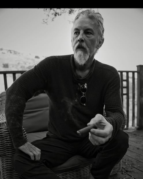 Tommy Flanagan posando. Fuente: Instagram @tommyflanaganofficial