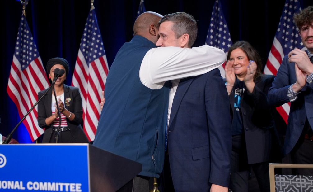 El ex presidente del Comité Nacional Demócrata, Jamie Harrison, felicita al recién elegido presidente del Comité Nacional Demócrata, Ken Martin, después de que Martin ganó la votación en la reunión de invierno del Comité Nacional Demócrata en el Gaylord National Resort and Convention Center en National Harbor, Maryland, el sábado 2 de febrero. 1, 2025. Foto: AP