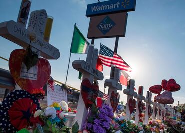 Recuerdan a víctimas en el cuarto aniversario de matanza en una tienda de El Paso