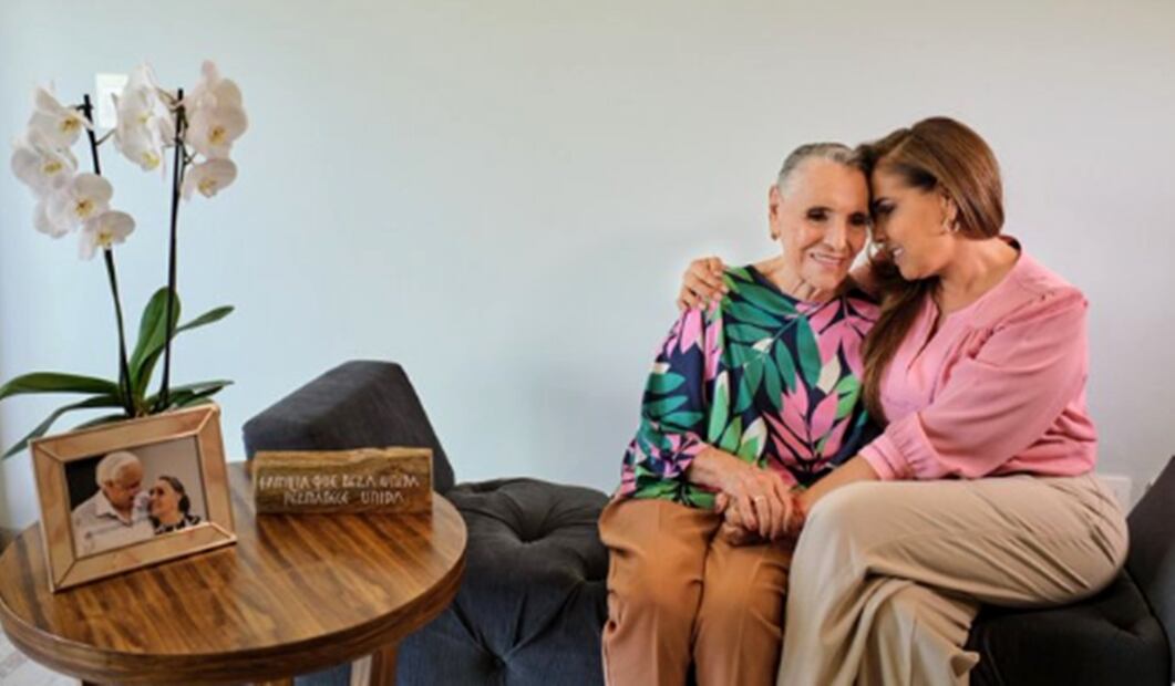 Mara Lezama acompañó el mensaje con una imagen de ella en compañía de su madre.