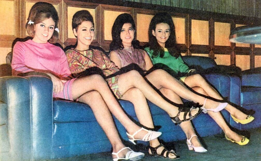 Cuatro jóvenes a go-gó son retratadas en un sillón antes de ser entrevistadas y fotografiadas por reporteros de un diario capitalino en 1967. Foto: Colección Villasana