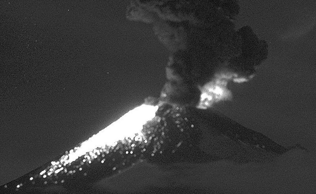 El volcán Popocatépetl presentó una explosión a las 20:22 horas. Foto: Twitter @LUISFELIPE_P 