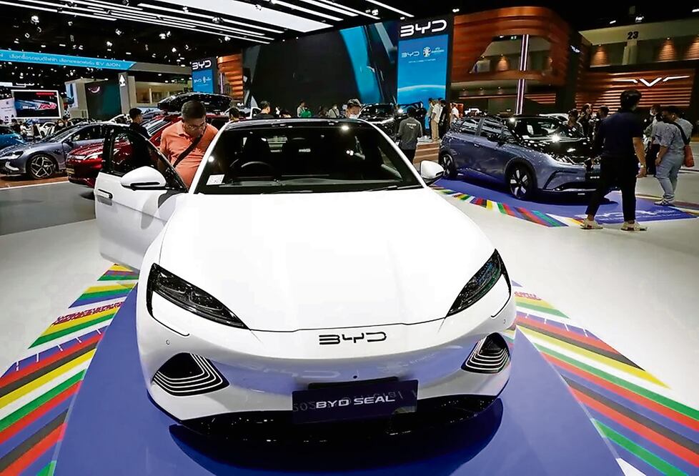 Un visitante se sube a un auto eléctrico chino BYD, en la exhibición internacional de Bangkok, realizada en marzo de este año. Foto: de EFE/Archivo