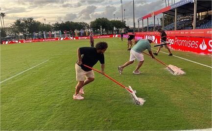 Marcelo limpia la cancha para que su hijo juegue una semifinal