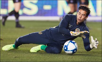 Óscar Jiménez reparte autógrafos a los aficionados americanistas