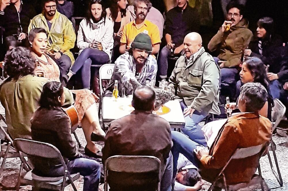 La producción repartió impermeables durante la función. Foto: CORTESÍA