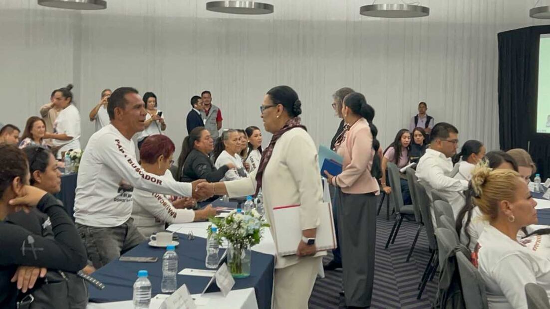 Segob se reúne con el colectivo de Guerreros Buscadores de Jalisco en CDMX. Foto: Fernanda Rojas / EL UNIVERSAL